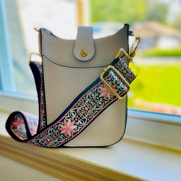 Crossbody Boho Guitar Strap Bag. - Picture 7 of 7